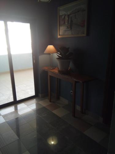 una lámpara en una mesa en una habitación con ventana en Les 5 lanternes by Clara, en Dakar