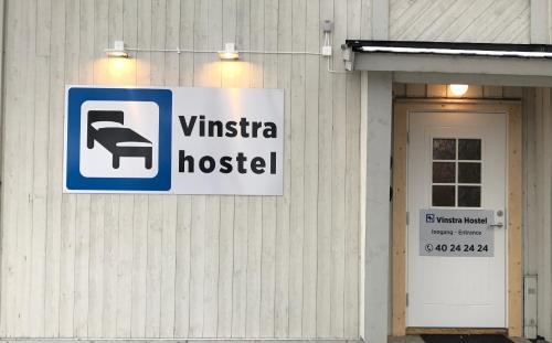 Sijil, anugerah, tanda atau dokumen lain yang dipamerkan di Vinstra Hostel