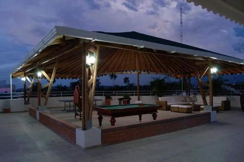 un pabellón con mesa de billar y dosel en Hotel Cafe Plaza, en Tuluá