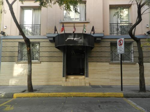 un edificio con un balcón en el lateral. en Hotel Guayaquil, en Santiago
