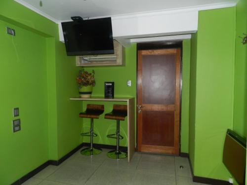 a green room with a door and a green wall at Hotel Guayaquil in Santiago