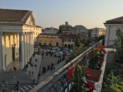 a view of a busy city street with cars at La Loggia Al Duomo - Treviso in Treviso