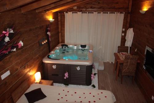 baño con bañera en el centro de una habitación en La Paillote Exotique Spa, en Beaucaire