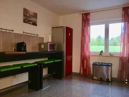 Kuchyň nebo kuchyňský kout v ubytování Ferienwohnung Döllinger Messe Fränkisches Seenland
