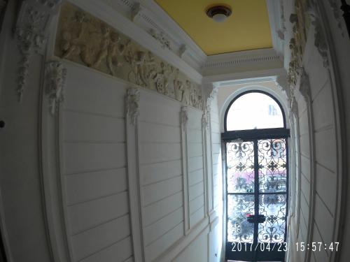 Cette chambre dispose d'une fenêtre et d'un mur blanc. dans l'établissement Lucas Apartment - Self check-in, à Bratislava