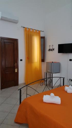 ガリポリにあるB&B Santa Luciaのベッド2台と黄色いカーテンが備わるお部屋