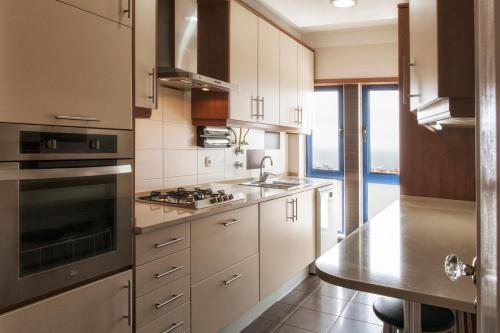 Kuchyň nebo kuchyňský kout v ubytování Apartamento Mar Salgado Ericeira