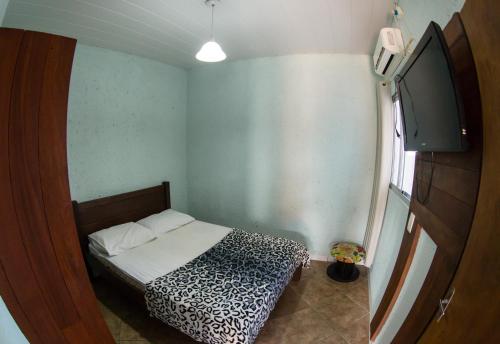 Tempat tidur dalam kamar di Pousada da Guarda