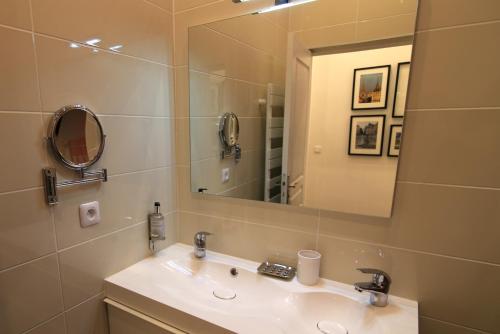 a bathroom with a sink and a mirror at La Suite Terreaux in Lyon