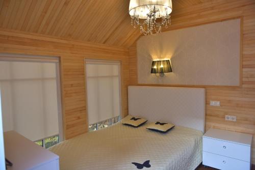 Un pat sau paturi într-o cameră la Jurmala Guest House Markiza