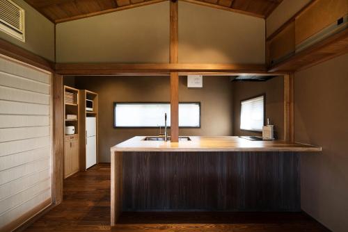 日南的住宿－Kiraku Obi，一个带水槽和柜台的厨房