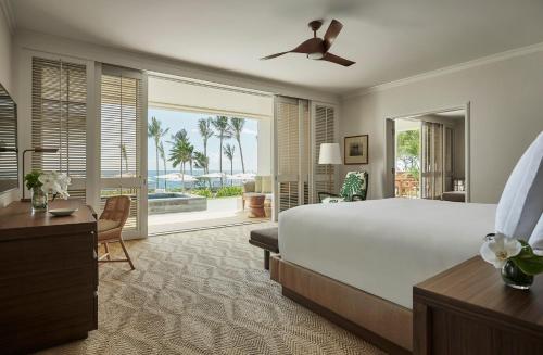 Schlafzimmer mit einem Bett und Meerblick in der Unterkunft Four Seasons Resort Oahu at Ko Olina in Kapolei