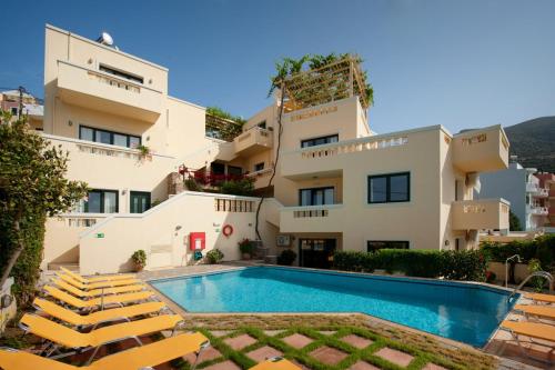 בריכת השחייה שנמצאת ב-Villiana Holiday Apartments או באזור