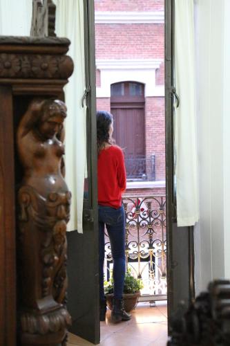 a woman standing in the doorway of a building at Hotel de los baños in Pachuca de Soto