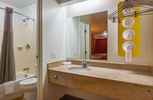 y baño con lavabo, aseo y espejo. en Motel 6-Tucker, GA - Atlanta Northeast, en Tucker