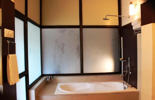 Ett badrum på Hotel Grand Tizu