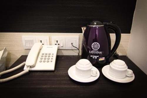 teléfono, cafetera y tazas en una mesa en Hotel Lavender Senawang, en Seremban