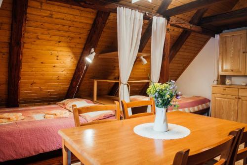 Una habitación con una mesa con un jarrón de flores. en TOP rafting center, en Bovec
