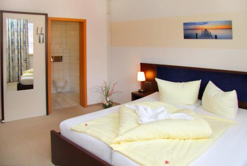 
Ein Bett oder Betten in einem Zimmer der Unterkunft Hotel Müritzterrasse

