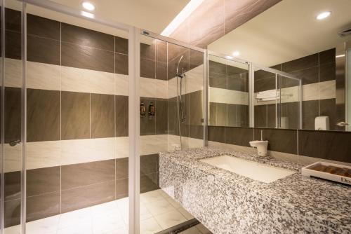 a bathroom with a tub and a shower at Ai Ni Ya Motel in Beigang