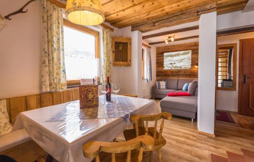 sala de estar con mesa, sillas y sofá en AUSZEIT Almchalet, en Ramingstein