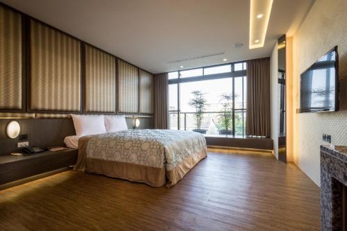 北港镇爱妮雅Motel的带床和壁炉的酒店房间