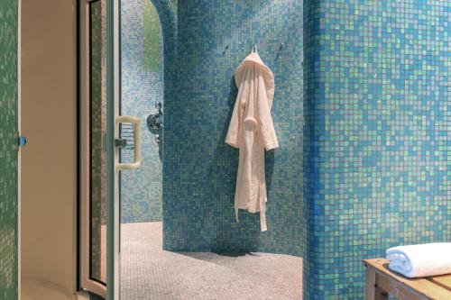 baño con ducha y toalla en la pared en Residence Ledi, en San Valentino alla Muta