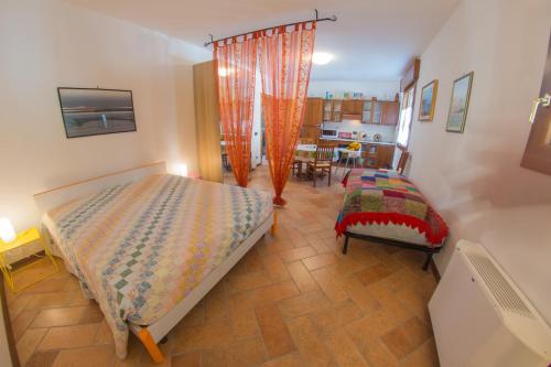 1 dormitorio con 1 cama y 1 silla en una habitación en A due passi dal Botteniga, en Treviso