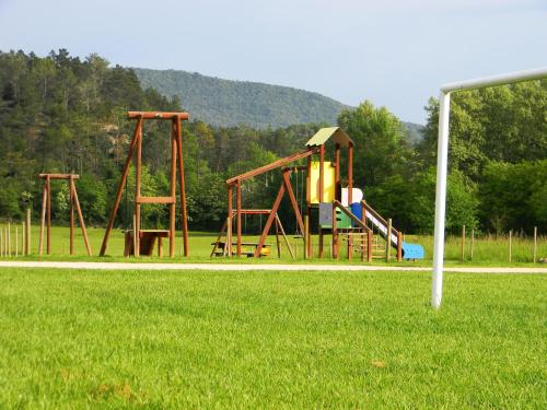 Ο χώρος παιχνιδιού για παιδιά στο Camping-Bungalow la Vall de Campmajor