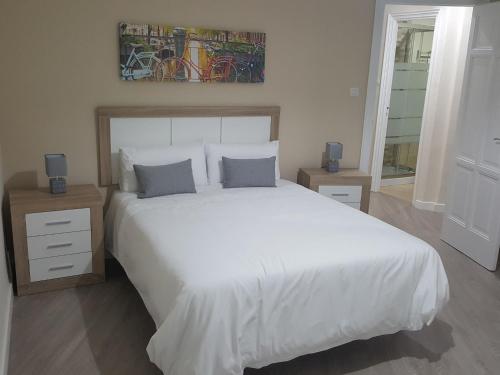 コルドバにあるEduardo Lucena 5, Medina Azaharaのベッドルーム1室(白い大型ベッド1台、ナイトスタンド2台付)