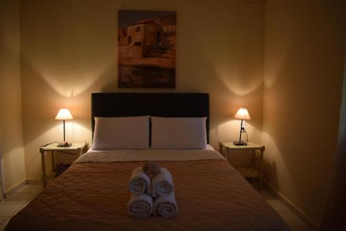 En eller flere senge i et værelse på Strophilia Apartments