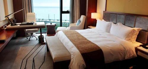 Un pat sau paturi într-o cameră la Jiangsu Haizhou Bayview Conference Center