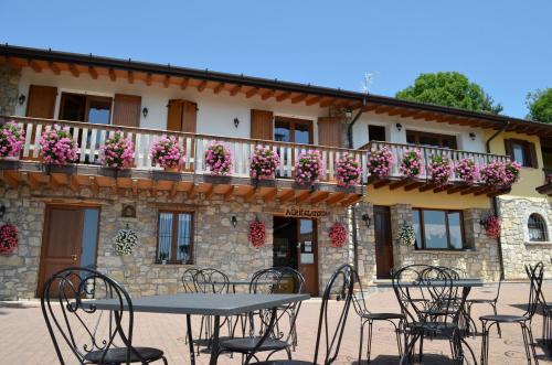 a table and chairs in front of a building at Agriturismo dell'Altopiano in Serle