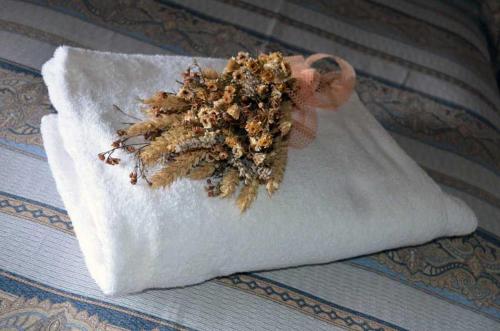 a bunch of dried flowers sitting on a napkin at Agriturismo dell'Altopiano in Serle