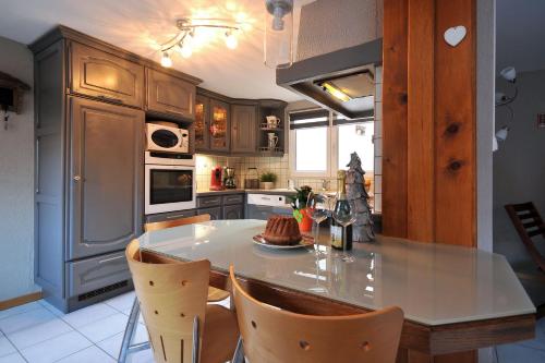 - une cuisine avec une table et un gâteau dans l'établissement Gite Edelweiss à Eguisheim, à Eguisheim