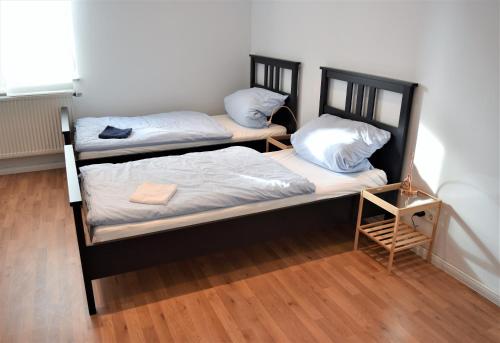 デュッセルドルフにあるWork & stay exclusive apartmentのウッドフロアの客室で、二段ベッド2組が備わります。