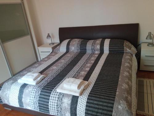 Ένα ή περισσότερα κρεβάτια σε δωμάτιο στο Apartmani Svjetionik
