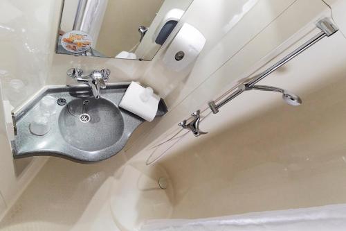W łazience znajduje się umywalka i wanna. w obiekcie Première Classe Marne la Vallée - Bussy Saint Georges w mieście Bussy-Saint-Georges