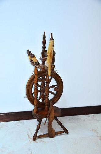 a wooden stand with a bird on top of it at Pensiunea Zana Muntilor in Piatra Fantanele