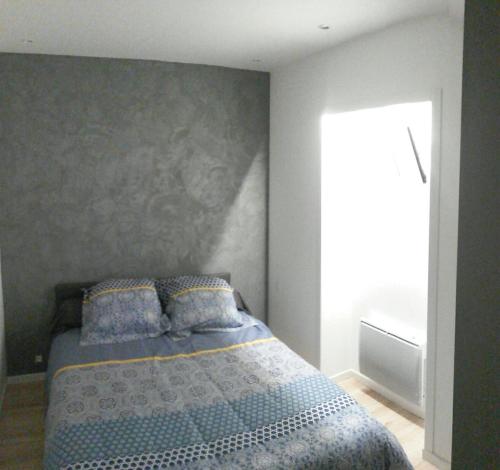 マントンにあるBeautiful Apartment in Menton French Rivieraのベッドルーム1室(青い掛け布団付きのベッド1台付)