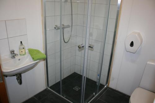 Kúpeľňa v ubytovaní Óseyri Hlaðan -The Barn studio apartment