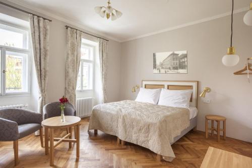 Hotel At the Golden Scissors Image