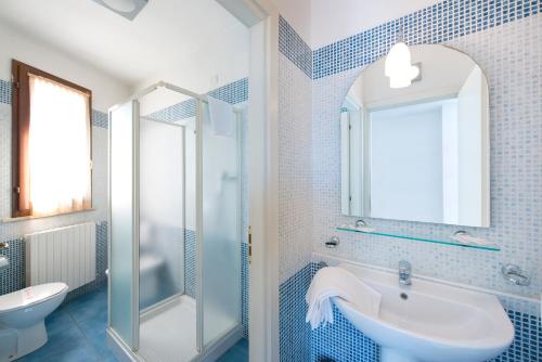 bagno con lavandino, doccia e servizi igienici di Residence Riva Blu a Cesenatico