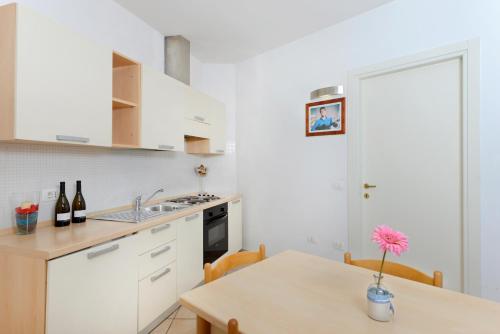 Kuchyň nebo kuchyňský kout v ubytování Residence Riva Blu