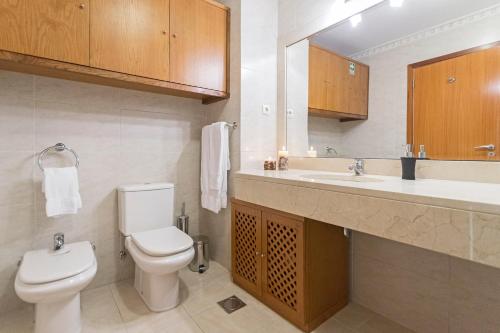 un baño con inodoro y lavabo en Ajuda II by An Island Apart, en Funchal