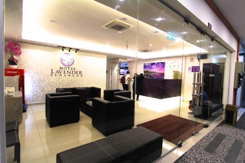 una tienda con un vestíbulo con sofás y un hombre parado en la ventana en Hotel Lavender Senawang, en Seremban