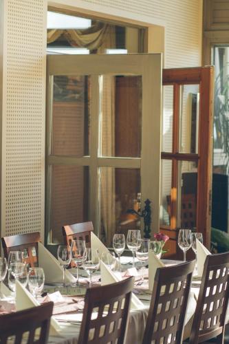 a dining table with wine glasses on top of it at Hotel Gasthof Schönblick in Neumarkt in der Oberpfalz