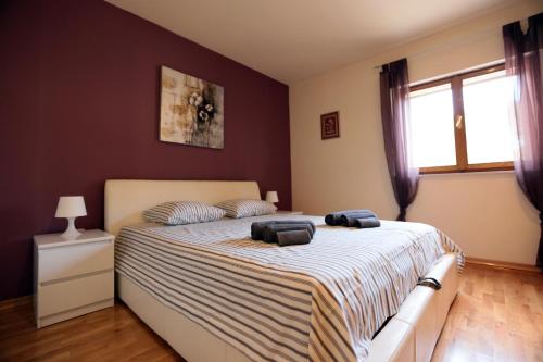 a bedroom with a bed with two towels on it at Apartman Vrsalović in Sumartin