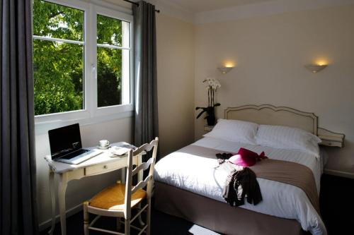 Кровать или кровати в номере Hotel du Bosquet