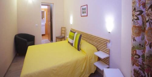 ローマにあるCavour47のベッドルーム1室(黄色いベッド1台付)